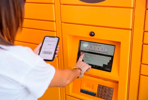 Persona ingresando un código de apertura en un casillero inteligente