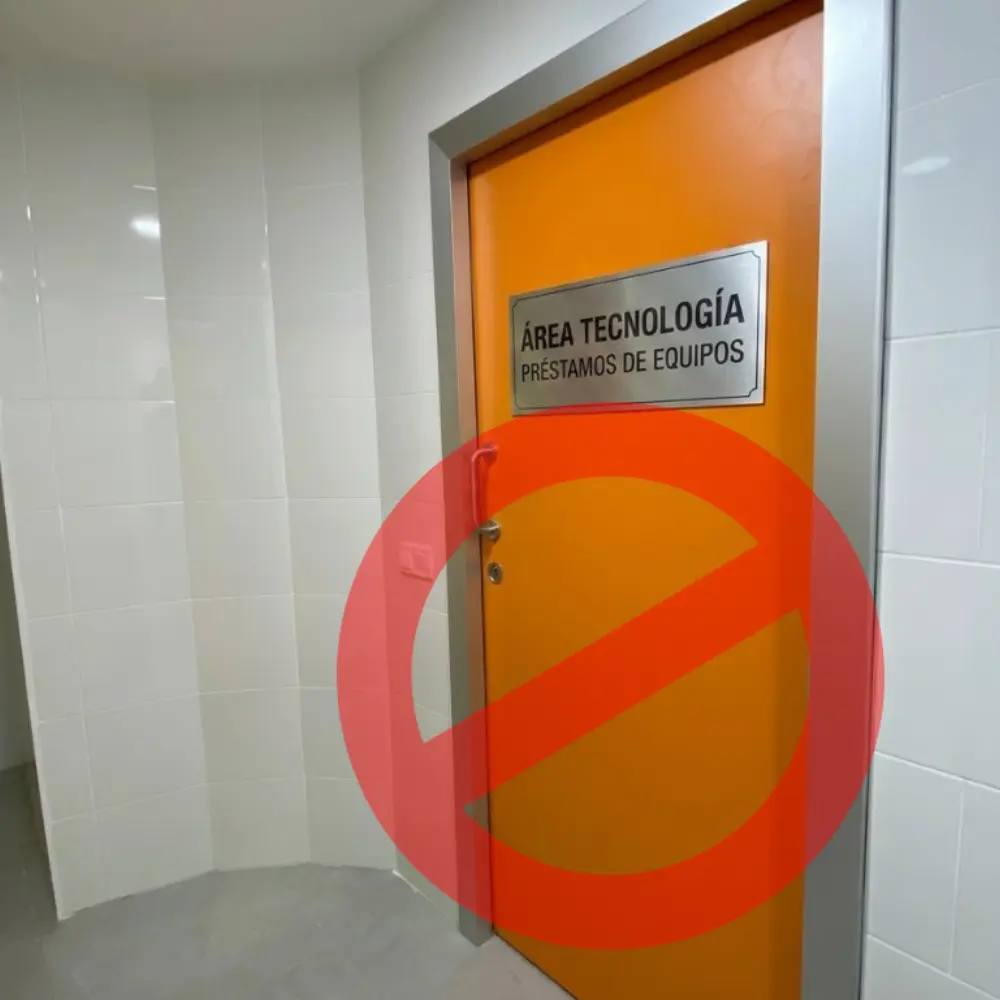 Usuario retirando un computador portátil mediante autopréstamo fuera del horario de atención