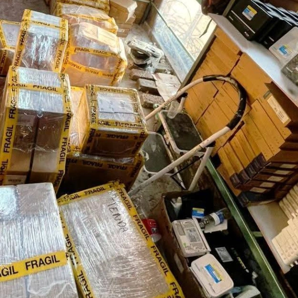 Bodega con materiales y equipos listos para entrega en operación de campo