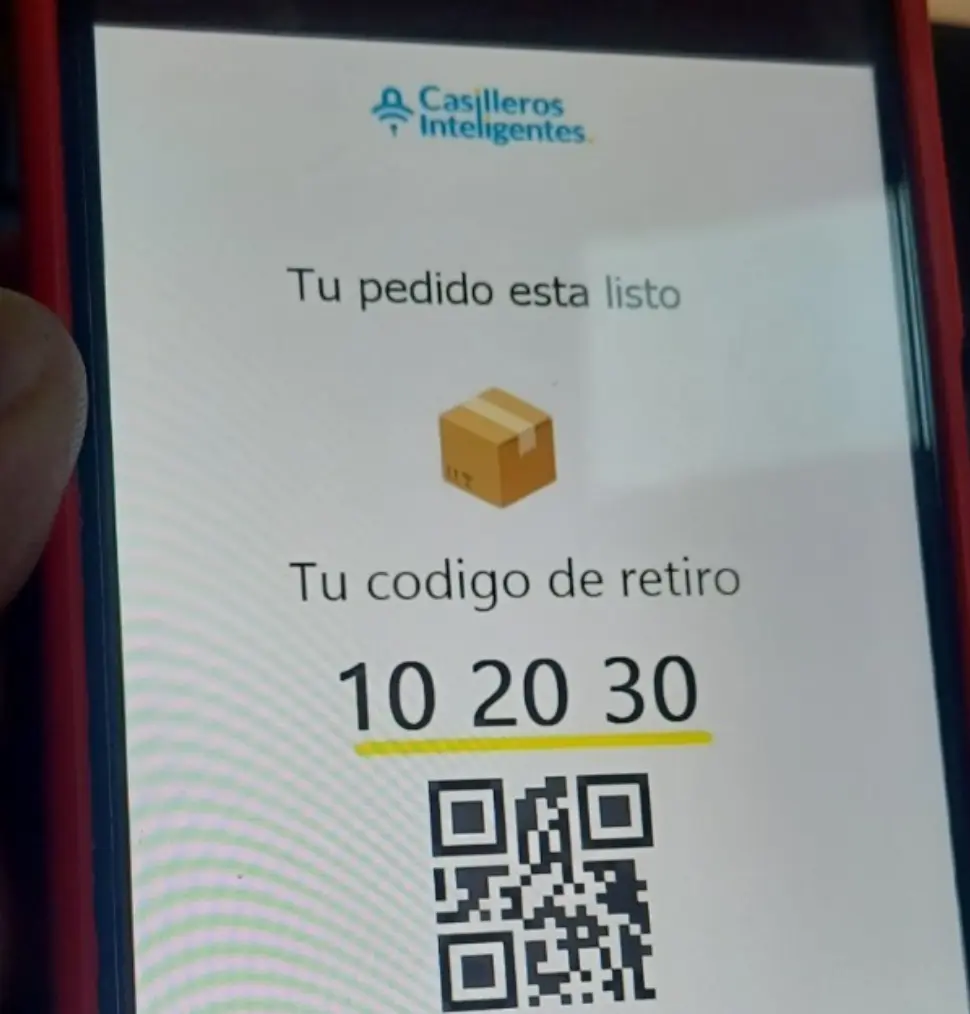 Cliente recibiendo en su celular un código y QR para retirar un pedido ya preparado