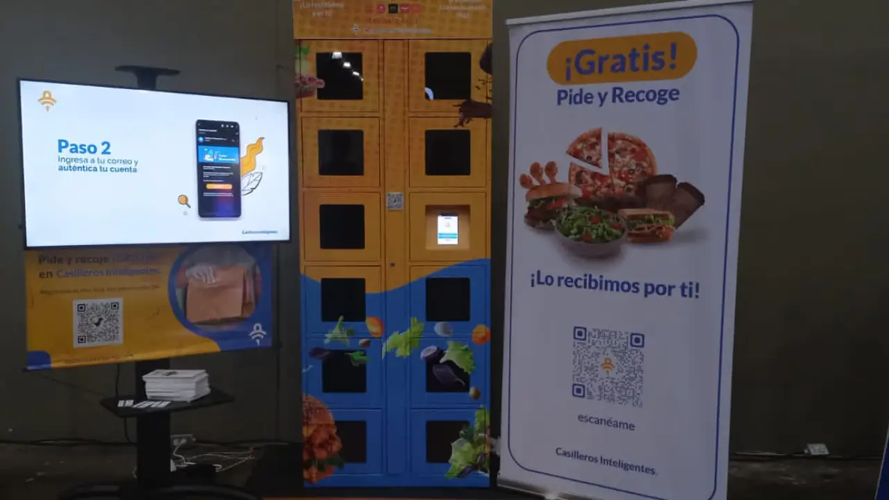 Smart locker en feria o demostración comercial con pantalla, código QR y punto de retiro