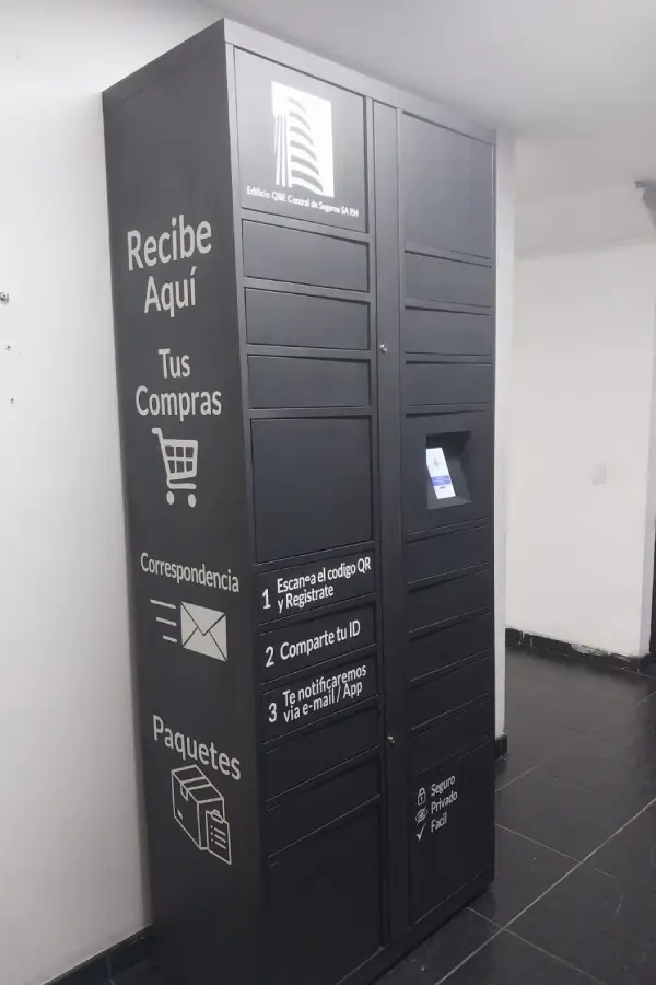Casillero inteligente instalado en edificio residencial para recibir paquetes y correspondencia