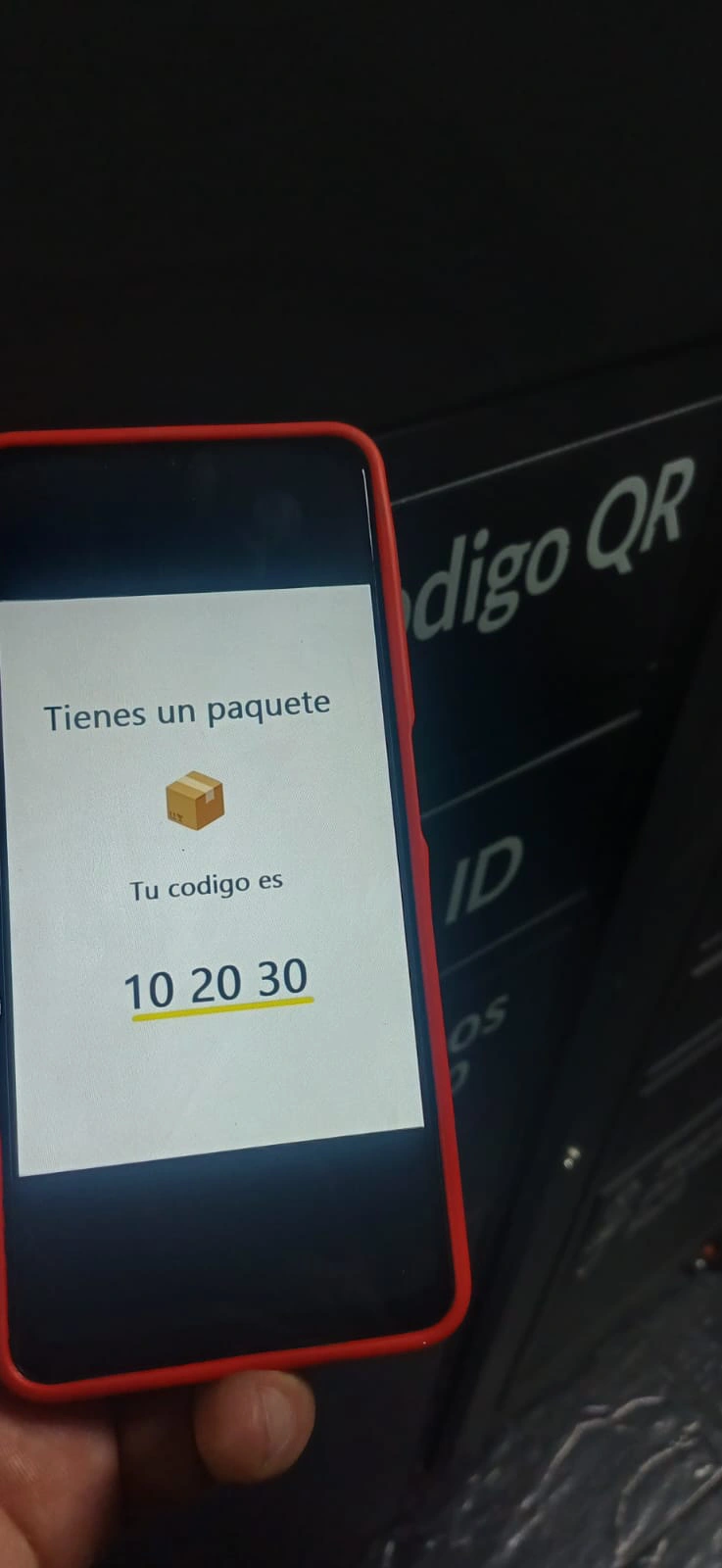 Notificación real en un teléfono móvil indicando que hay un paquete disponible para retiro en un casillero inteligente