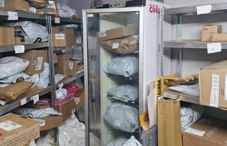 Paquetes acumulados en portería por ausencia de residentes