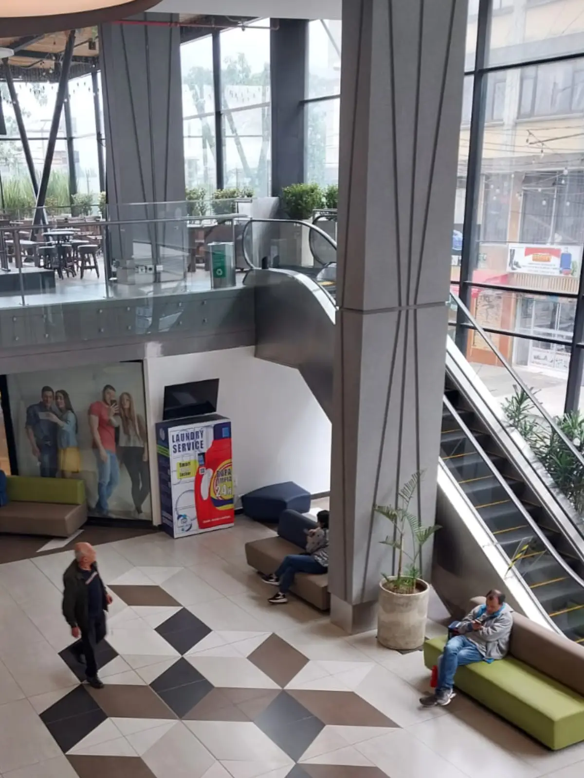 Smart locker para lavandería instalado como punto de autoservicio en edificio u oficina