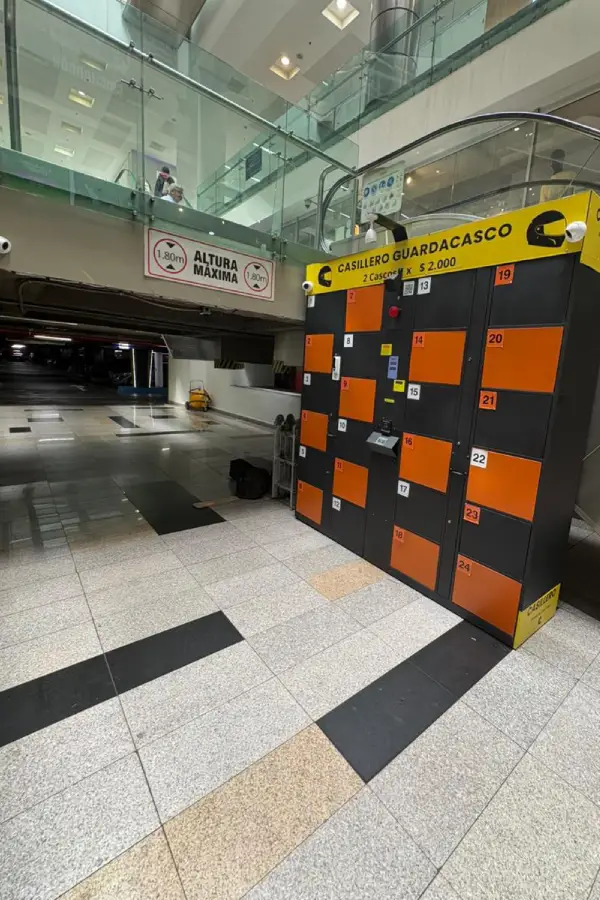 Smart locker instalado en centro comercial para punto de retiro y recepción de pedidos