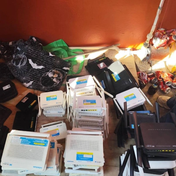 Stock de equipos y materiales embalados para instalación de servicios de conectividad